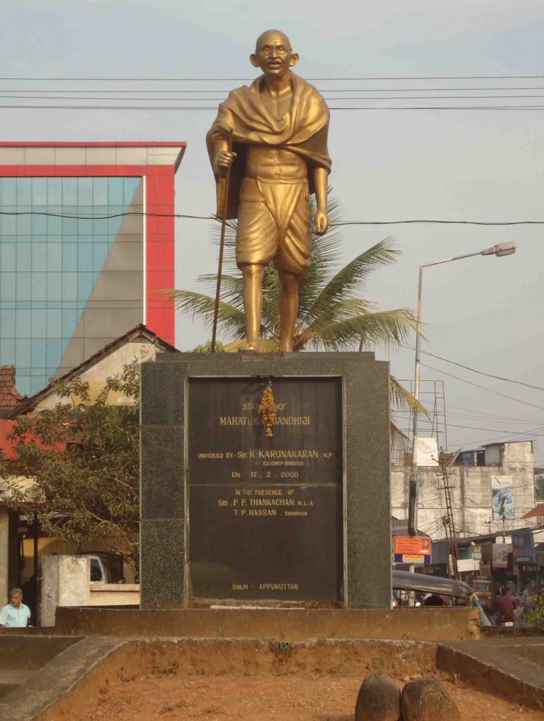 Statue_of_Mahatma_Gandhi_Perumbavoo