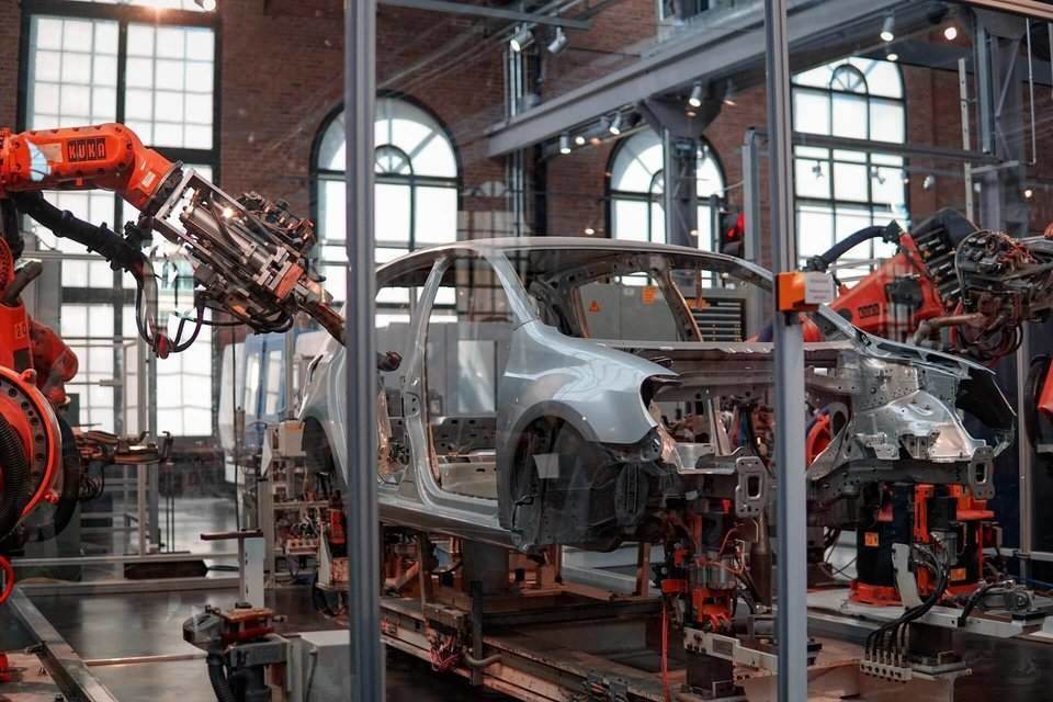automated-robots-working-in-car-manufacturing