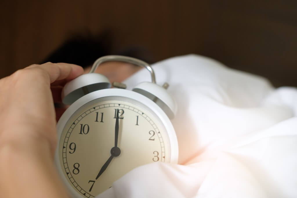 alarm clock helps to build rising early habit