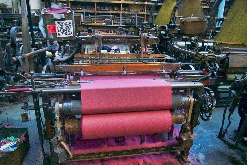 Fabric manufacturing machine 