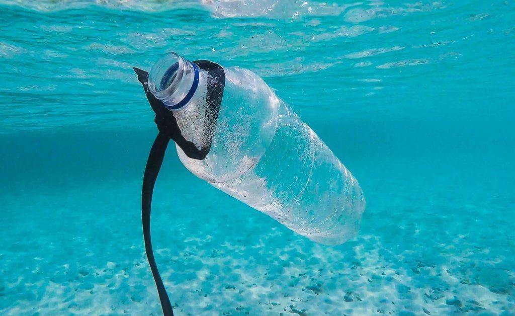 plastic bottle In Th Ocean 